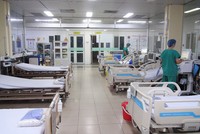 Cơ sở vật chất, trang thiết bị điều trị tại Bệnh viện bệnh lý hô hấp cấp tính số 2 (thành phố Hạ Long). (Ảnh: TTXVN phát).