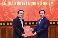 Thứ trưởng Bùi Thanh Sơn trao quyết định cho đồng chí Lê Đình Tĩnh.