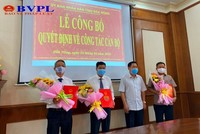 Phó Bí thư Tỉnh ủy, Chủ tịch UBND tỉnh Đắk Nông Nguyễn Bốn (thứ hai bên phải) trao quyết định và tặng hoa cho các cán bộ được điều động, bổ nhiệm.