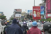 Đầu đường Xã Đàn - Đê La Thành trong sáng 13/4 lại đông đúc trở lại.