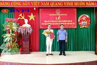 Ông Lê Quang Tiến, Viện trưởng VKSND tỉnh Đắk Lắk (phải) trao quyết định bổ nhiệm chức vụ Phó Viện trưởng VKSND tỉnh cho ông Đinh Quang Cử (trái).