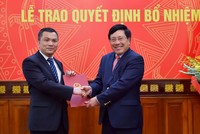 Phó Thủ tướng, Bộ trưởng Ngoại giao Phạm Bình Minh trao quyết định và chúc mừng ông Vũ Tiến Dũng.