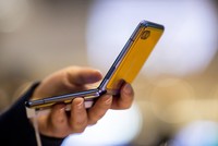 Mẫu điện thoại Samsung Galaxy Z Flip. (Nguồn: Bloomberg).