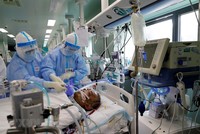 Nhân viên y tế chăm sóc bệnh nhân COVID-19 tại bệnh viện ở Vũ Hán, tỉnh Hồ Bắc, Trung Quốc. (Ảnh: THX/TTXVN).