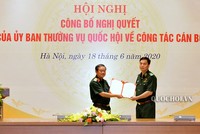 Đại tướng Đỗ Bá Tỵ trao quyết định và chúc mừng Thiếu tướng Đỗ Quang Thành.
