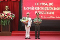 Thượng tướng Nguyễn Văn Thành, Thứ trưởng Bộ Công an trao quyết định cho Đại tá Hà Văn Tuyên - tân Giám đốc Công an tỉnh Bắc Kạn.