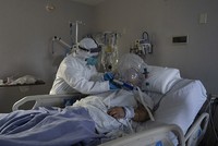 Nhân viên y tế chăm sóc một bệnh nhân nhiễm nCoV tại một bệnh viện ở thành phố Houston, bang Texas, Mỹ, ngày 28/7. Ảnh: AFP.