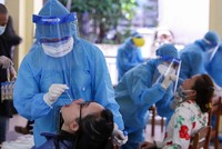 Khách du lịch TP HCM kẹt lại Đà Nẵng được lấy mẫu xét nghiệm nCoV, sáng 9/8.