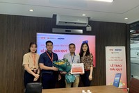 Anh Nguyễn Xuân Hòa (áo kẻ, đứng thứ 2 từ phái sang) – chủ tài khoản @thuyduong trong buổi nhận giải thưởng Quý thứ 3 của chương trình “Đầu tư Ảo – Nhận tiền thật”.