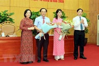 Lãnh đạo Hội đồng Nhân dân tặng hoa hai tân Phó Chủ tịch Ủy ban Nhân dân tỉnh. (Ảnh: Thái Thuần/TTXVN).