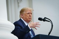 Tổng thống Mỹ Donald Trump lần đầu xuất hiện trước công chúng sau điều trị Covid-19. (Ảnh: AFP).