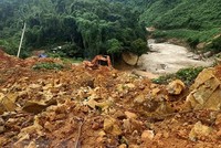 Đất đá vùi lấp tại khu vực thủy điện Rào Trăng 3. (Ảnh: TTXVN phát).