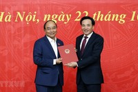 Thủ tướng Nguyễn Xuân Phúc trao Quyết định bổ nhiệm ông Trần Văn Sơn, Uỷ viên Trung ương Đảng, Trưởng đoàn đại biểu Quốc hội tỉnh Điện Biên khóa XIV giữ chức Phó Chủ nhiệm Văn phòng Chính phủ. (Ảnh: Thống Nhất/TTXVN).