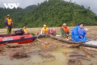 Sử dụng thuyền máy, ca nô tìm kiếm nạn nhân mất tích ở lòng hồ thủy điện sông Tranh 2.