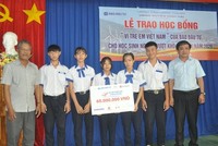 Ông Hoàng Kim Thuỷ, Trưởng Văn phòng đại diện Báo Đầu tư tại miền Trung – Tây Nguyên trao học bổng "Vì trẻ em Việt Nam" cho các em học sinh trên địa bàn tỉnh Ninh Thuận.