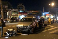 Hiện trường vụ xe ô tô tông hàng loạt xe máy đang băng sang đường trên quốc lộ 1K.