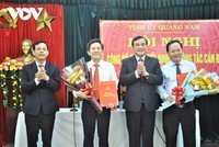 Ông Phan Việt Cường, Bí thư Tỉnh ủy Quảng Nam (thứ hai phải sang) tặng hoa chúc mừng các cán bộ.