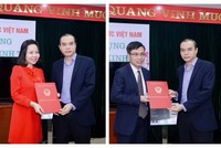 Phó thống đốc Nguyễn Đồng Tiến trao quyết định bổ nhiệm cho bà Hà Thu Giang và ông Trần Văn Tần