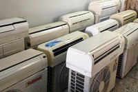 Những chiếc điều hòa đã qua sử dụng được tân trang, in lại nhãn mác của các thương hiệu nổi tiếng trước khi đưa ra thị trường ở Việt Nam.