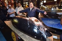 Ông Kimura bên con cá ngừ trị giá 3,1 triệu USD. Ảnh: AFP.