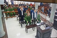 Các bị cáo nghe tuyên án.