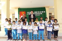 TS. Nguyễn Anh Tuấn, Tổng Biên tập Báo Đầu tư trao học bổng cho các em học sinh nghèo vượt khó Trường tiểu học Hưng Đạo, huyện Hưng Nguyên