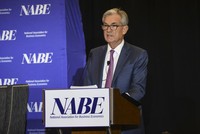 Jerome Powell, Chủ tịch Cục Dự trữ Liên bang Mỹ phát biểu tại cuộc họp của Hiệp hội Kinh tế Kinh doanh Quốc gia (NABE) hôm 8/10. Ảnh: The Washington Post.
