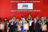 Bà Trần Kim Nga, Giám đốc đối ngoại MMVN nhận giải thưởng.