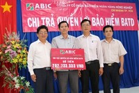 Đại diện Agribank huyện Giồng Trôm, lãnh đạo ABIC-TP.HCM trao số tiền bảo hiểm cho thân nhân gia đình ông Phạm Văn Sống