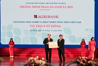 Ông Trịnh Ngọc Khánh, Chủ tịch Hội đồng thành viên Agribank trao tặng 05 tỷ đồng xây dựng các công trình giáo dục, y tế trên địa bản tỉnh Cao Bằng.