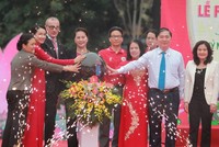 Ủy viên Bộ Chính trị, Chủ tịch Quốc hội Nguyễn Thị Kim Ngân, Phó Thủ tướng Vũ Đức Đam, cùng các đại biểu đã thực hiện nghi thức bấm nút phát động "Tháng Nhân đạo" năm 2019