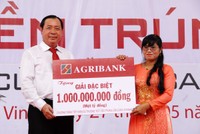 Tổng giám đốc Tiết Văn Thành trao thưởng cho khách hàng trúng thưởng là bà Kiên Thị Thanh gửi tiền tại Agribank Chi nhánh Trà Vinh.