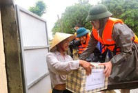 Đoàn công tác của Ngân hàng Chính sách xã hội đã trực tiếp trao quà hỗ trợ cho gia đình ông Hoàng Trọng Phú ở thôn Trần Xá, xã Hàm Ninh, huyện Quảng Ninh