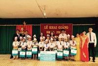 Ông Anton Chang, Tổng giám đốc Fubon Life Việt Nam trao quà cho học sinh có hoàn cảnh gia đình khó khăn tại
trường Tiêu học xã Diễn Thành huỵện Diễn Châu, Nghệ An