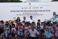 Ban tổ chức chương trình cùng ông Lê Thanh Đạt, Phó tổng giám đốc PJICO trao tặng Mũ bảo hiểm cho trẻ em