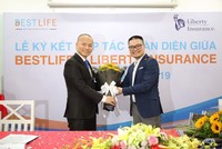 Ông Cao Bá Cảnh, Tổng giám đốc Best Life và lãnh đạo Liberty ký kết hợp tác
