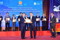 Ông Trần Văn Dũng, Chủ tịch Ủy ban Chứng khoán Nhà nước ghi nhận Tập đoàn Bảo Việt đã có những đóng góp tích cực cho thị trường chứng khoán Việt Nam