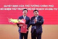 Bộ trưởng Nguyễn Chí Dũng trao Quyết định và tặng hoa chúc mừng tân Thứ trưởng Nguyễn Đức Trung.