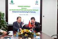Ông Cho Chang Hyun, Tổng giám đốc Elentec Việt Nam và ông Mẫn Chí Trung, Tổng giám đốc An Trung Industries.