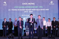Chủ tịch Sở GDCK Hà Nội Nguyễn Thành Long cùng Tổng Biên tập Báo Đầu tư Lê Trọng Minh vinh danh 30 DN có điểm minh bạch cao nhất trong mùa chấm 2016
