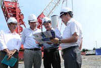 Phó chủ tịch UBND tỉnh Quảng Trị Nguyễn Quân Chính (giữa ảnh) trong một chuyến kiểm tra tiến độ Dự án điện gió Hướng Linh (Ảnh: Quangtri.gov.vn)