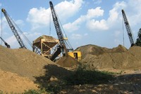 Việc sử dụng vô tội vạ đã dẫn đến nguy cơ thiếu cát trầm trọng. Ảnh: Nguyễn Thành
