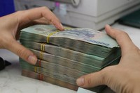 Nhân viên ngân hàng được thưởng Tết lớn. Ảnh: PV.