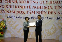 Bà Phan Thị Mỹ Linh, Thứ trưởng Bộ Xây dựng trao tài liệu điều chỉnh mở rộng quy hoạch KKT Nghi Sơn cho ông Nguyễn Đình Xứng, Chủ tịch UBND tỉnh Thanh Hóa.