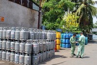 Từ ngày 1.4, giá gas bán lẻ tăng 7.000 đồng/bình 12 kg và lần thứ 4 liên tiếp giá gas tăng kể từ đầu năm 2019. ẢNH: HOÀNG VIỆT