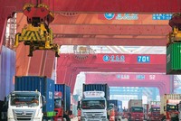 Cuộc chiến thương mại Mỹ - Trung sẽ không sớm chấm dứt, điều này đặt ra không ít thách thức cho nền kinh tế Việt Nam nếu muốn tăng tốc, bứt phá trong giai đoạn sau.