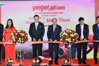 Thủ tướng Chính phủ Nguyễn Xuân Phúc, Phó thủ tướng Thái Lan Anutin Charnvirakul cùng đoàn lãnh đạo cấp cao chính phủ hai nước và lãnh đạo Vietjet trong nghi lễ khai trương 2 đường bay