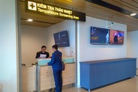 Kiểm tra thân nhiệt hành khách nhập cảnh tại Cảng hàng không quốc tế Vân Đồn. Ảnh: Minh Vương, Trung tâm Kiểm dịch y tế quốc tế Quảng Ninh