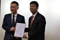 Ông Ngô Minh Hiển, Phó tổng giám đốc VOV (bên phải) trao quyết định bổ nhiệm có thời hạn ông Lương Minh Đức giữ chức Phó giám đốc Đài Truyền hình Kỹ thuật số VTC.