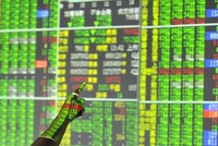 Chỉ số Shanghai Composite nhích 0,42% trong phiên giao dịch chiều nay 31/3 còn Shenzhen Composite tăng 0,806%. Ảnh: AFP